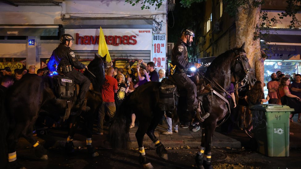 Policija na konjima na ulicama Tel Aviva, 22. jun