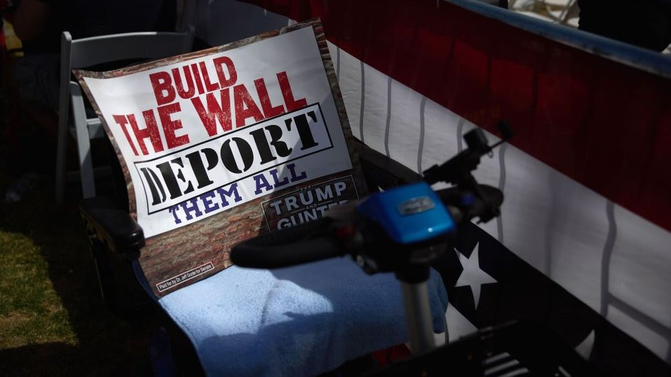 Transparent protiv migranta na republikanskom skupu na kome piše "Izgradi zid. Sve ih deportuj."