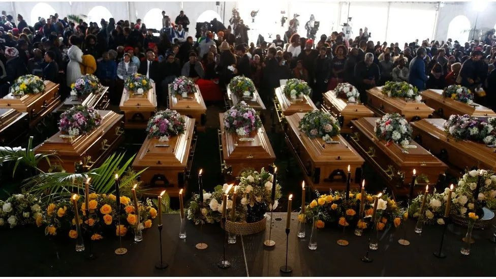 Masovna sahrana održana za žrtve taverne Enjobeni u Istočnom Londonu, u Južnoafričkoj Republici, 2022. godine