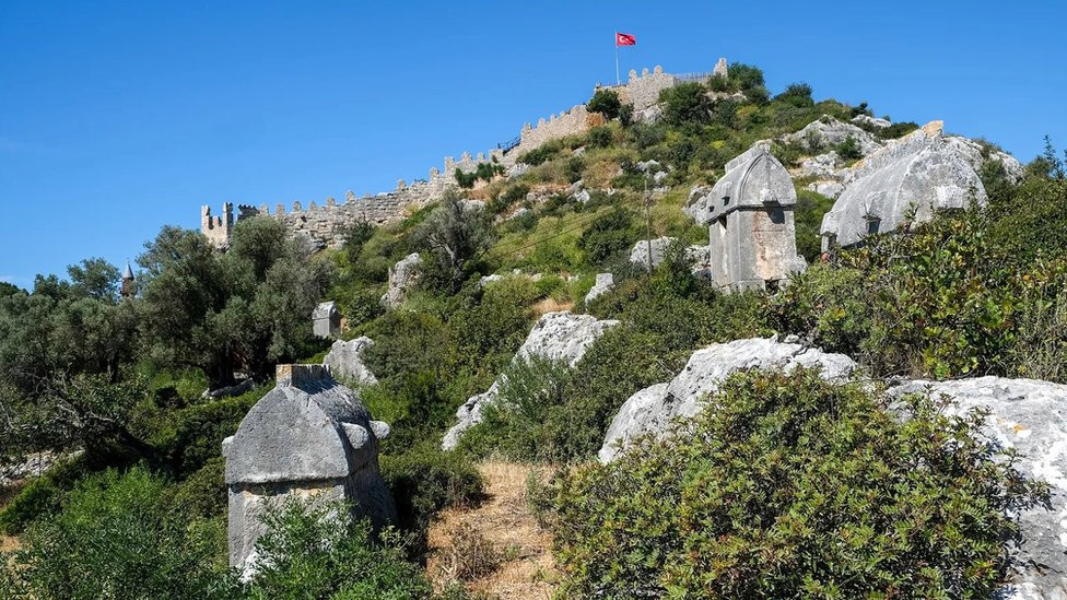 Likijski sarkofazi su raštrkani duž Likijskog puta, među kojima i deo oko zamka Simena