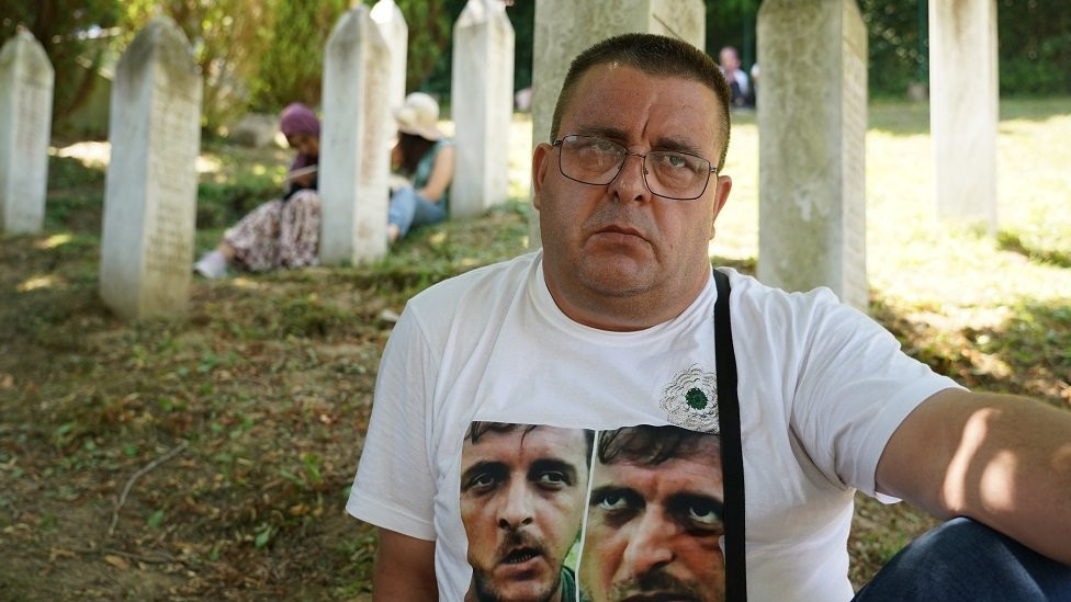 Sulejman Baltić sa slikom iz 1995 kada je kao 19-godišnjak preživeo genocid u Srebrenici