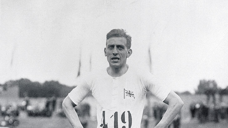 Posle osvajanja dve medalje 1924. godine, Harold Abrahams se povukao zbog loma noge, okrenuo novinarstvu i postao komentator Olimpijskih igara na BBC radiju