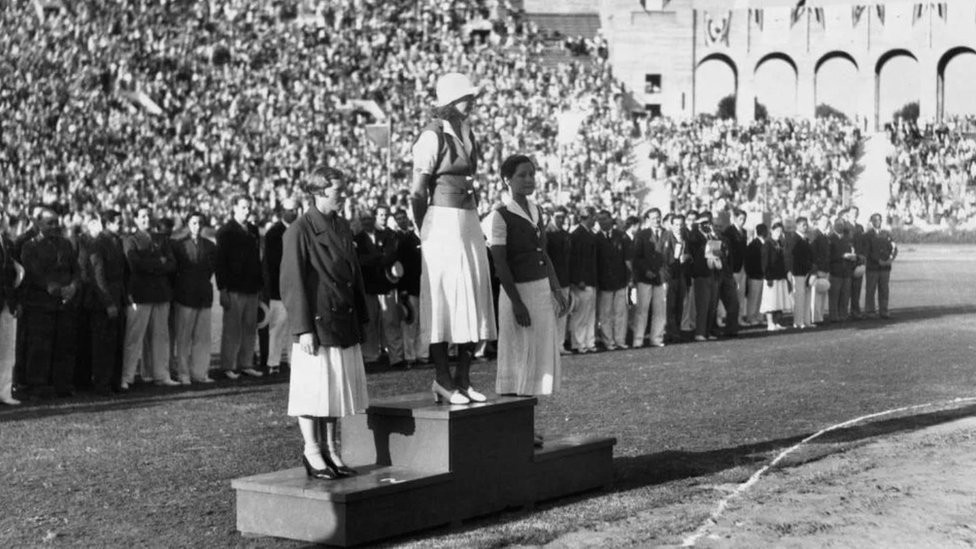 Pobedničko postolje je prvi put uvedeno na Olimpijskim igrama 1932. godine u Los Anđelesu