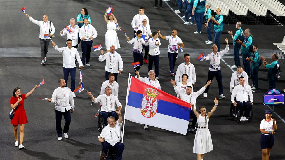 Delegacija Srbije na otvaranju Paraolimpijskih igara, koju sa zastavom predvode Željko Dimitrijević i Saška Sokolov