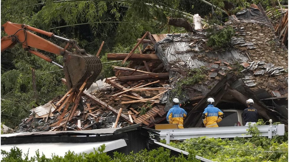 Mehanizacija i radnici raščišćavaju klizišta izazvana tajfunom u Gamagoriju, prefektura Aiči, Japan