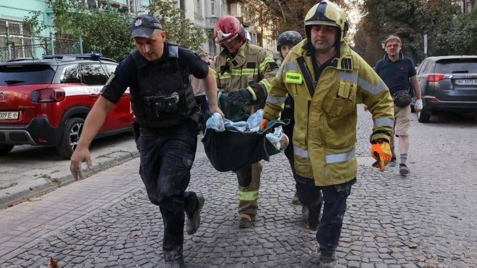 Spasilačke službe nose povređene na nosilima u Lavovu