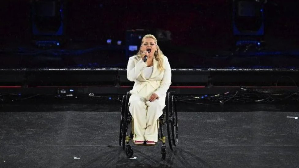 ali stroker peva američku himnu