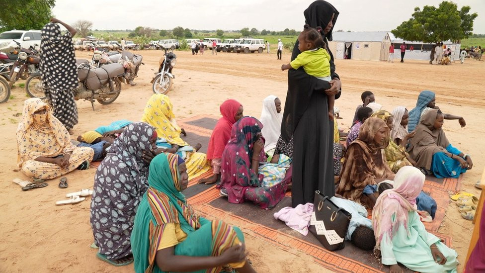 Žene sede na zemlji u kampu na sudanskoj zapadnoj granici sa Čadom