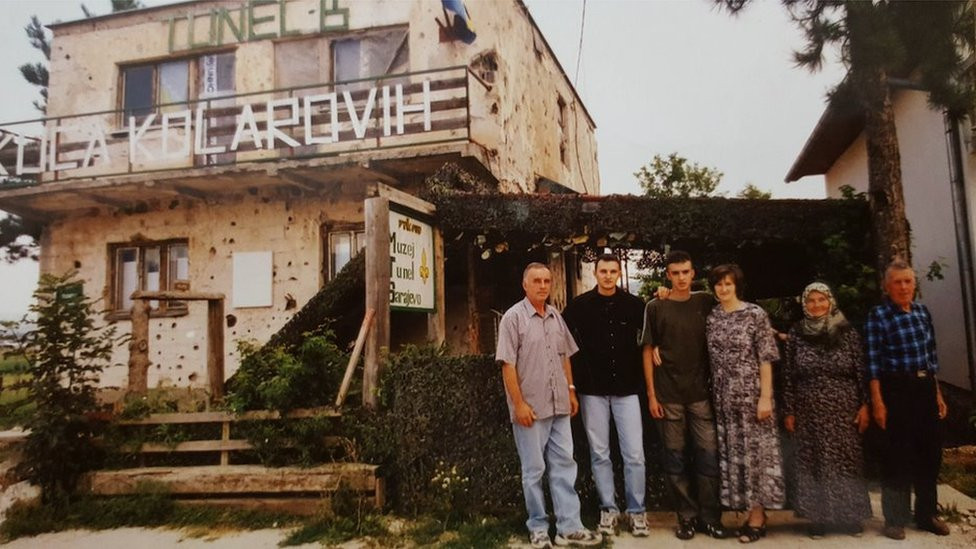 porodica Kolar pred kucom,1998. godina