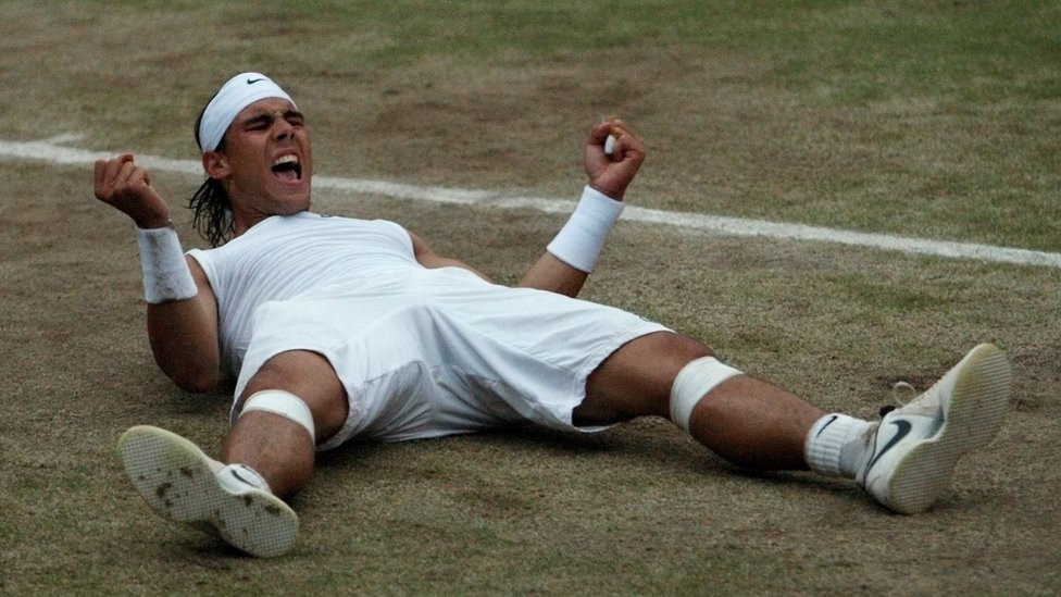 Nadal slavi prvu pobedu nad Rodžerom Federerom na Vimbldonu 2008. godine