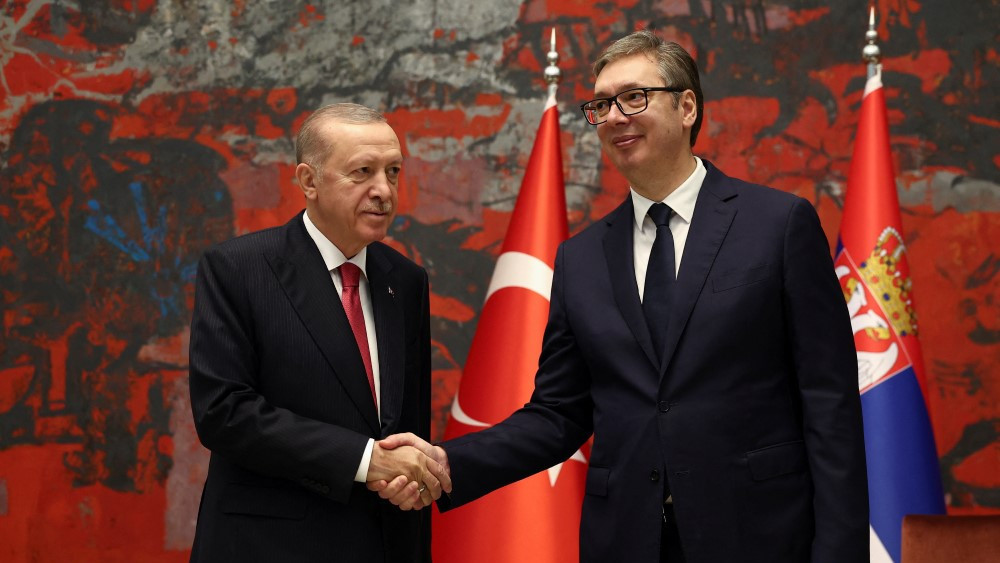 Erdogan (levo) i Vučić (desno) se rukuju u Palati Srbija