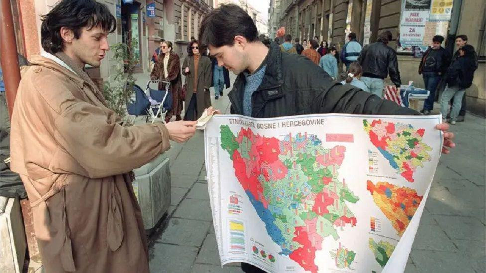 Ulični prodavac sa mapom etničke podele Bosne i Hercegovine, tokom drugog dana referenduma o nezavisnosti 1. marta 1992. 