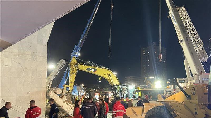 Spasioci na mestu gde se urušila nadstrešnica železničke stanice u Novom Sadu