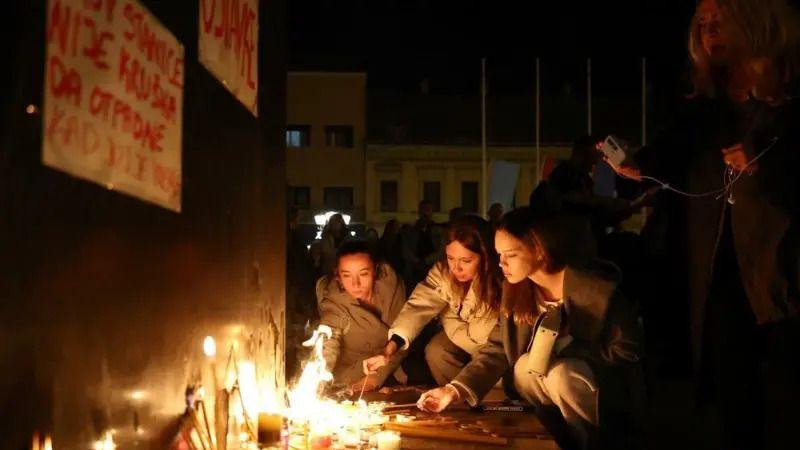 Ljudi pale sveće u centru Novog Sada posle teške nesreće na Železničkoj stanici