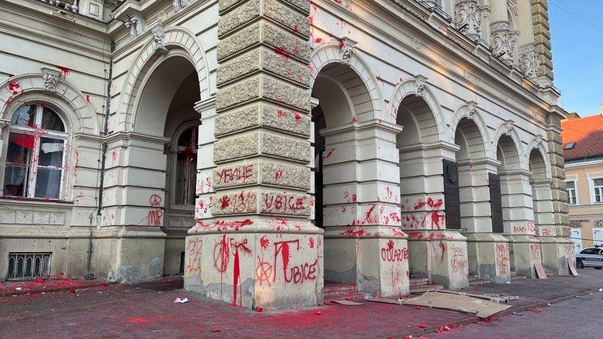 Crvena boja na fasadi Gradske kuće i natpisi koje su demonstranti ispisali