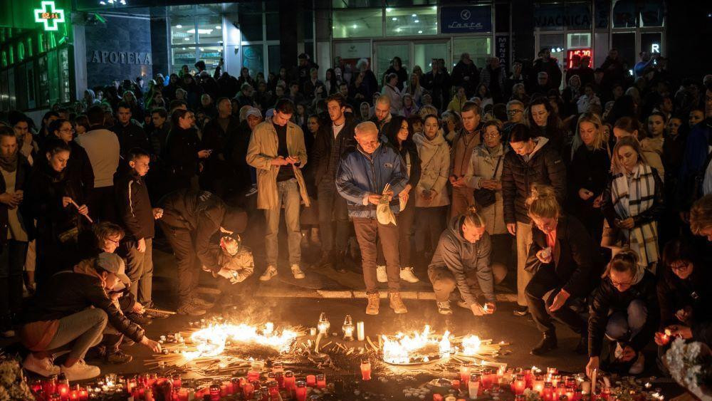 Građani Novog Sada okupili su se u centru grada da odaju poštu stradalima