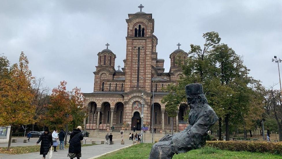 Spomenik ispred Crkve Svetog Marka u Beogradu je rad vajara Zorana Maleša  