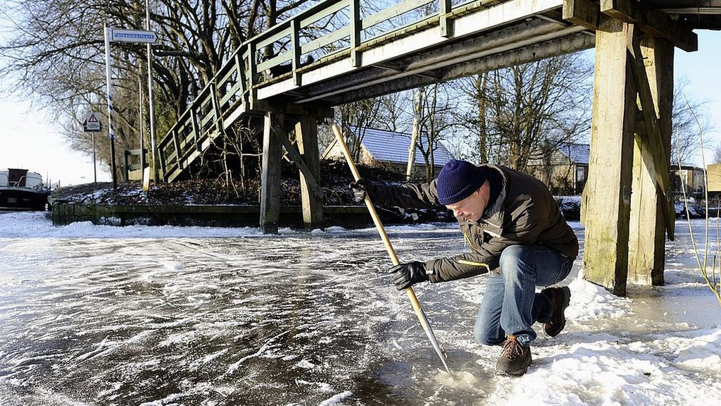 Volonter meri debljinu leda 2012. godine kad su nade narasle, a potom splasle, da bi trka mogla da se održi još jednom