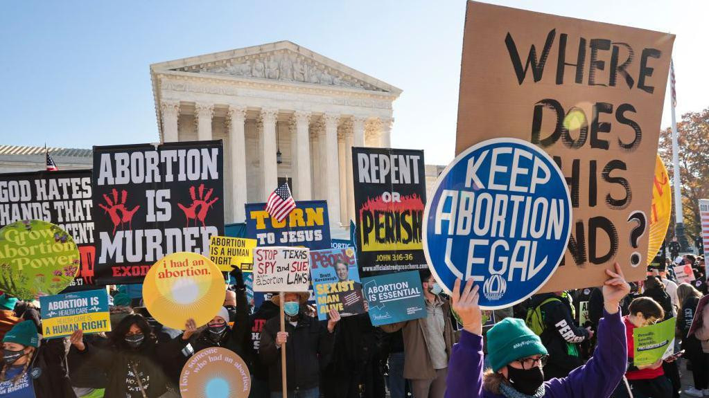 Demonstranti za i protiv abortusa