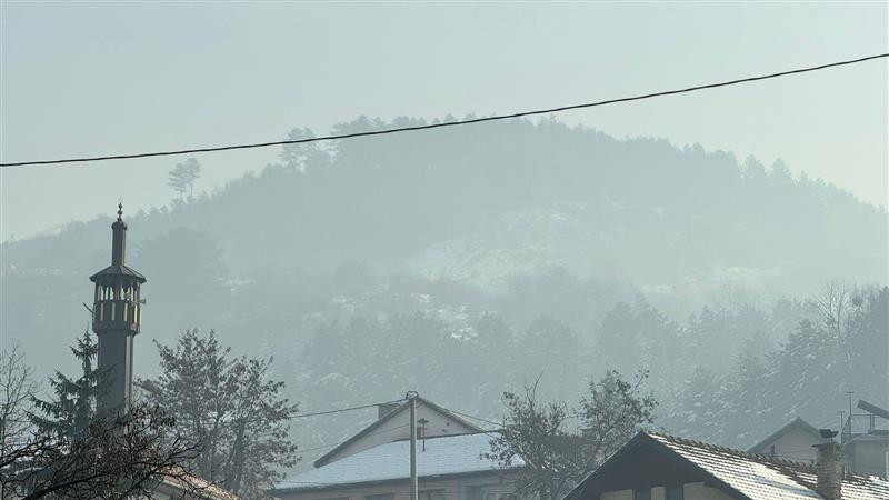 Zagađenje u Sarajevu, krovovi kuća koji se jedva vide od magle i minaret od džamije