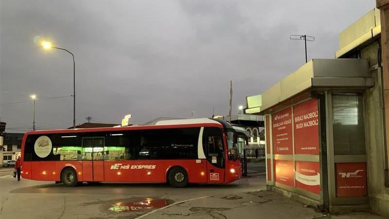 Crveni autobus pristiže na nišku stanicu