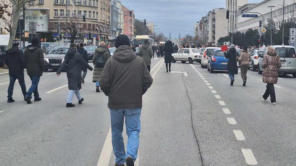 Ljudi izlaze na ulicu, među automobile da bi održali protestnu akciju u Novom Sadu