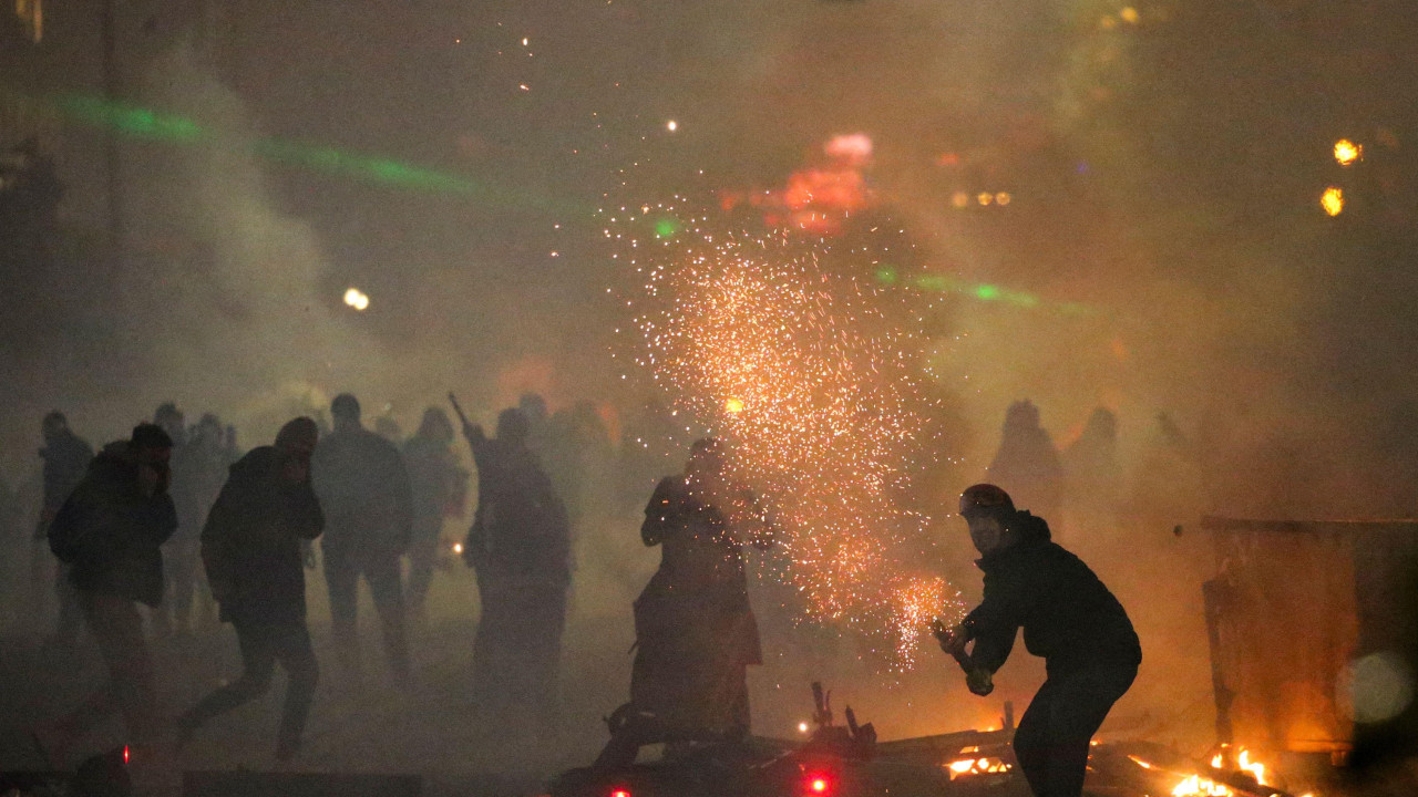 Ljudi na demonstracijama ispaljuju suzavac i vatromet