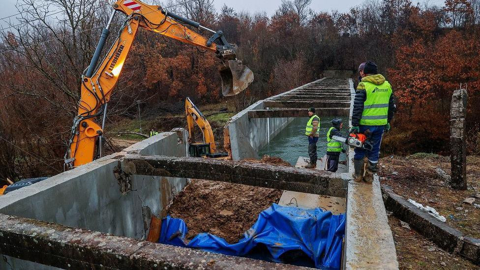 Radnici popravljaju oštećeni kanal na severu Kosova, snabdevajući vodom dve termoelektrane na ugalj koje proizvode skoro svu električnu energiju u zemlji, u Varage, blizu Zubinog Potoka, Kosovo 30. novembar 2024.