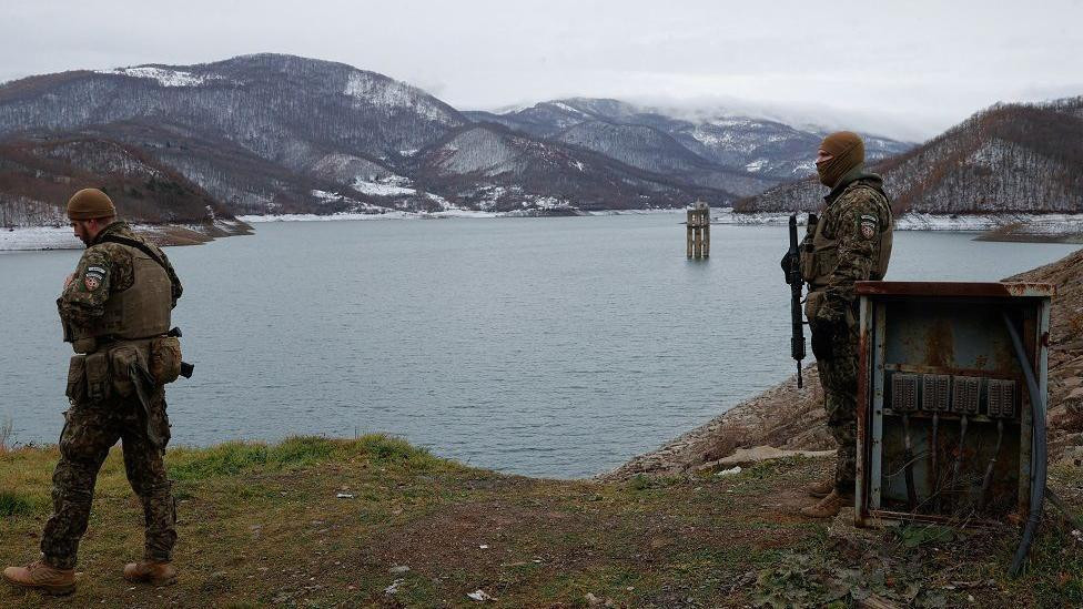 Letonski vojnici, deo mirovnih snaga KFOR-a predvođenih NATO-om, patroliraju u blizini brane na jezeru iznad oštećenog kanala snabdevajući vodom dve termoelektrane na ugalj koje proizvode skoro svu električnu energiju u zemlji, u Zubinom Potoku, na Kosovu, 1. decembra, 2024.