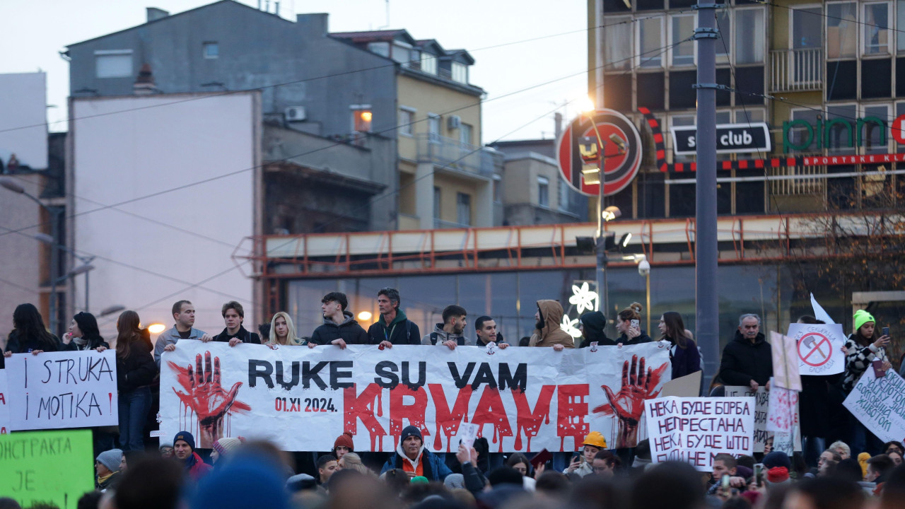 Beograd, protest, ljudi drže transparent na kojem piše ruke su vam krvave