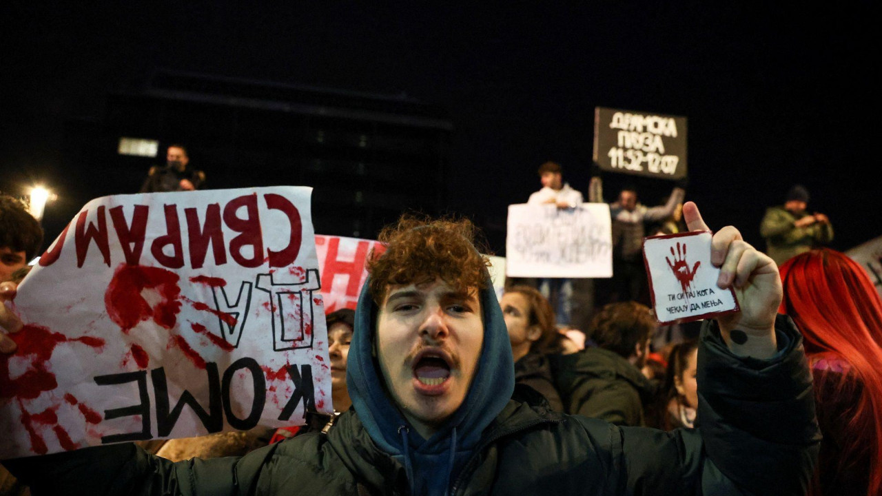 Demonstrant viče u kameru u jakni i kapuljači