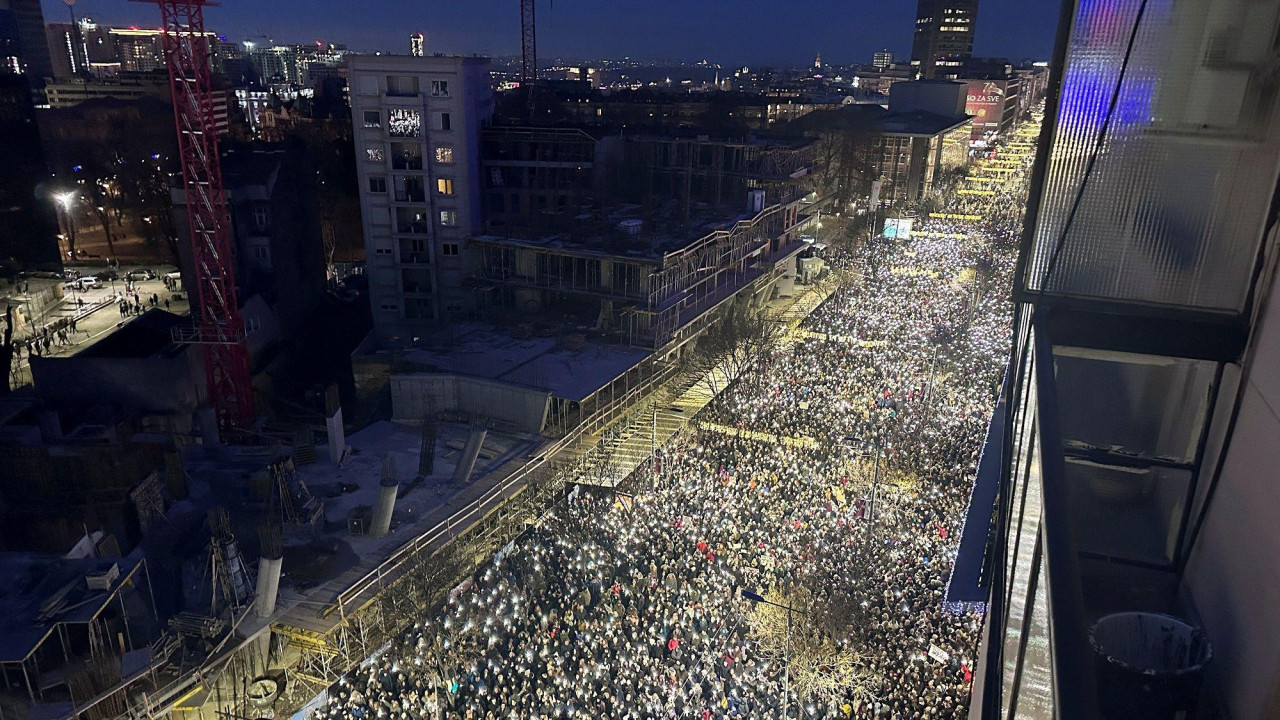 Ulica u Beogradu ispunjena demonstrantima