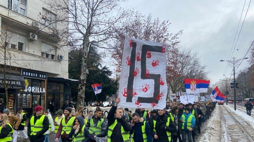 Od kada je pala nadstrešnica na Železničkoj stanici u Novom Sadu studenti odaju poštu stradalima i poručuju vlasti „Ruke su vam krvave" uz crvene otiske šaka koji su postali simbol ovih protesta