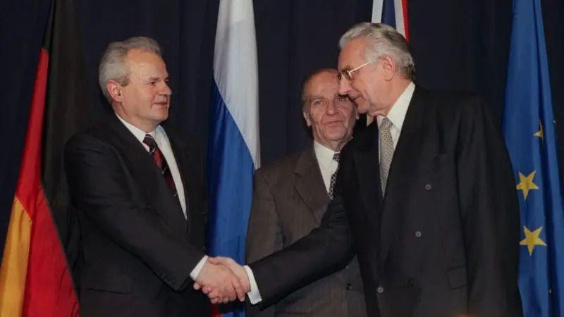 Slobodan Milošević (levo) i Franjo Tuđman (desno) rukovali su se ispred Alije Izetbegovića (u sredini) prilikom potpisivanja Dejtonskog sporazuma kojim je 1995. godine okončan rat u BiH