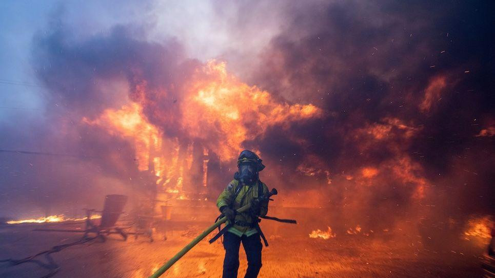 Vatrogasac se bori sa požarom u Kaliforniji