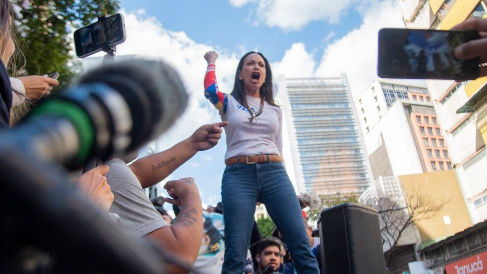 Liderka venecuelanske opozicije Marija Korina Maćado se obraća na protestu sa rukama podignutim u vazduhu dok govori 