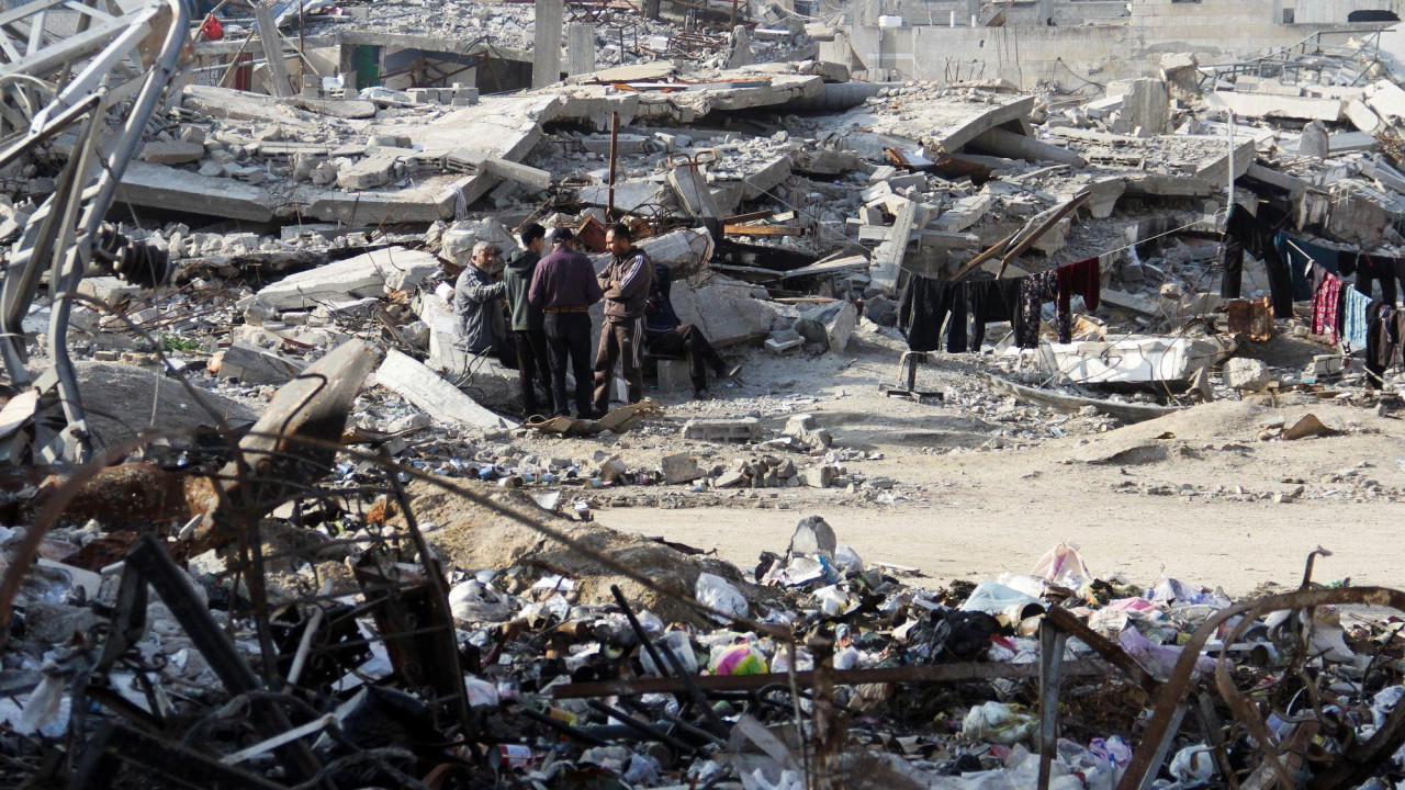 Palestinci razgovaraju u Gazi okruženi ruševinama