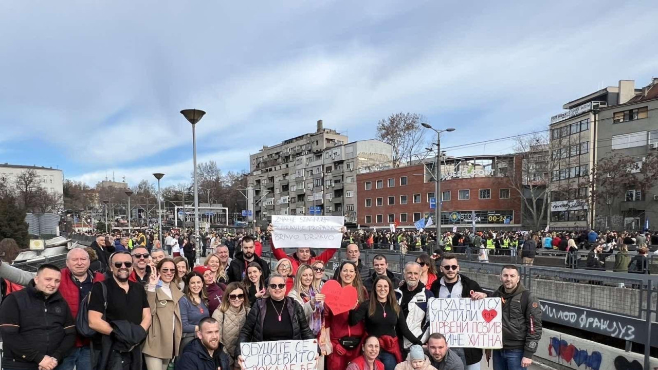 Žene i muškarci zaposleni u Hitnoj pomoći Beograd na protestima