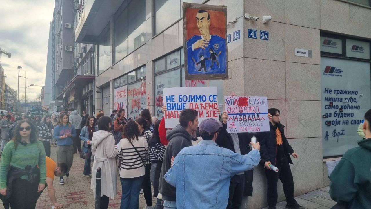 Protest ispred prostorija Srpske napredne stranke u Novom Sadu posle napada na studente