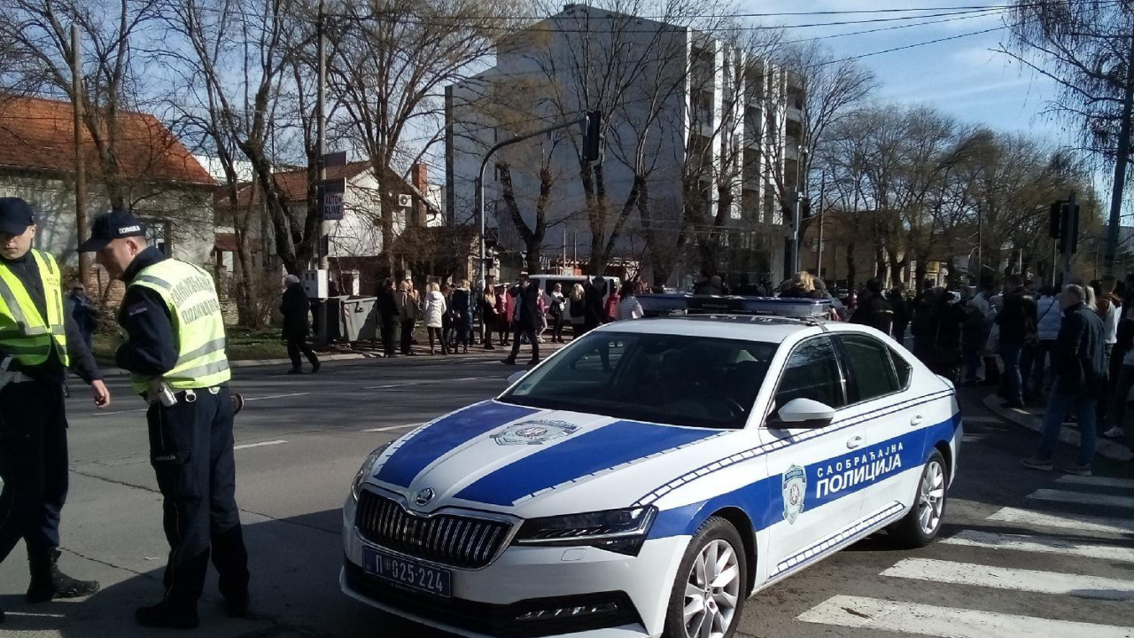 Policija obezbeđuje studentsku šetnju