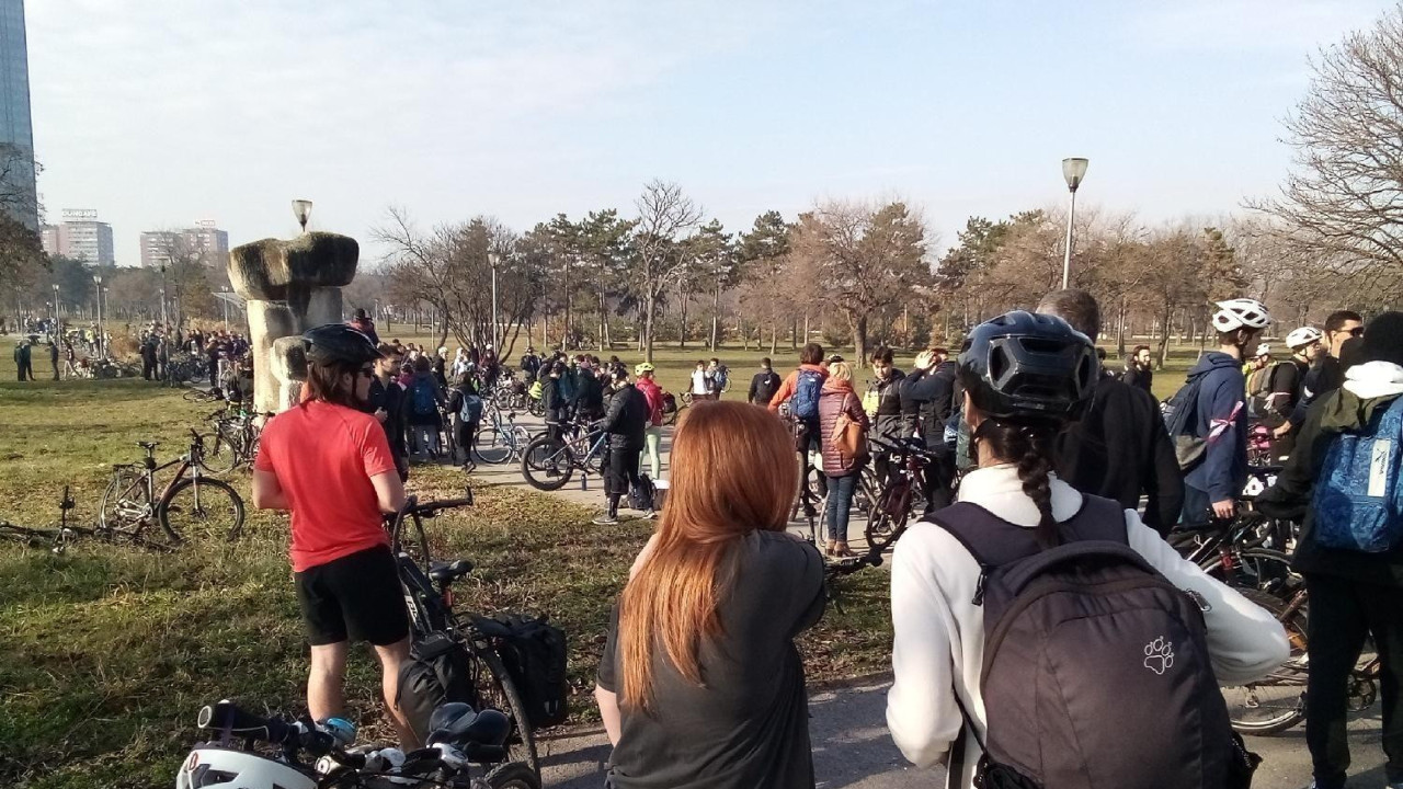 Studenti u grupi na biciklima kreću za Novi Sad iz Beograda