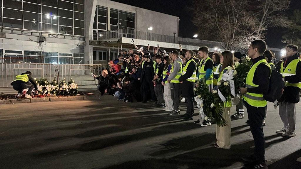 Studenti polažu vence ispred železničke stanice