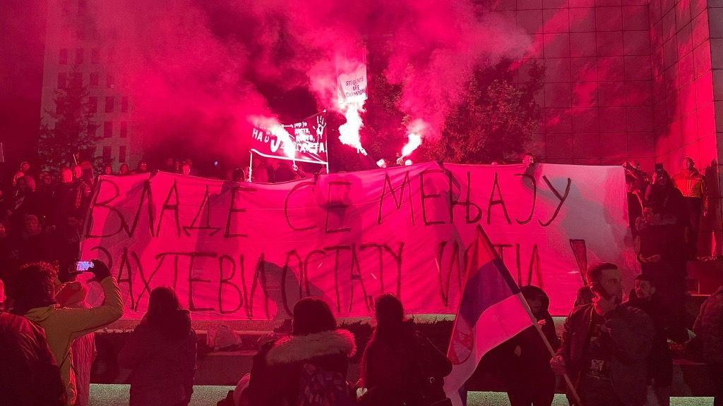 Transparent i baklje na protestima