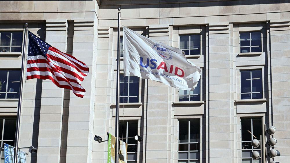 Američka i zastava njene glavne agencije za pomoć u inostranstvu (USAID)