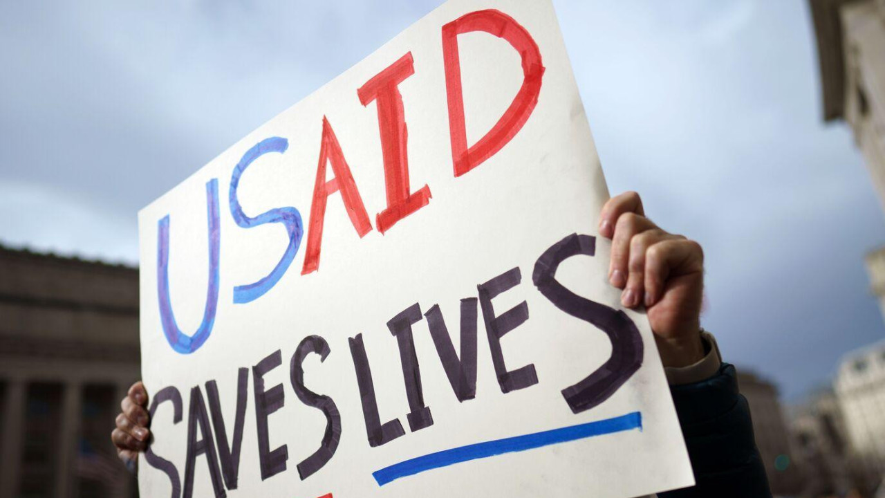 „USAID čuva živote" - jedan od transparenata na protestu protiv zatvaranja američke agencije za pomoć u inostranstvu