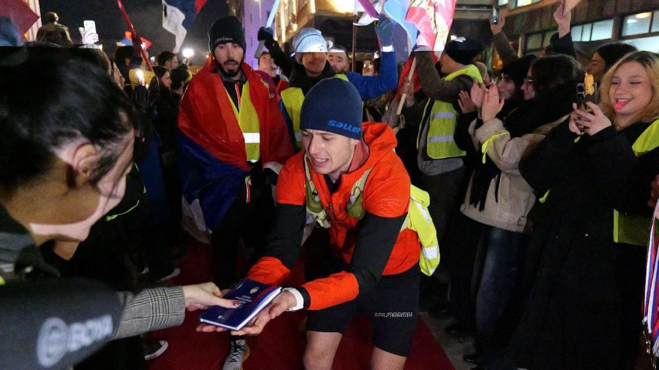 Studente "maratonce" na putu od Novog Sada do Kragujevca u Beogradu je dočekao crveni tepih