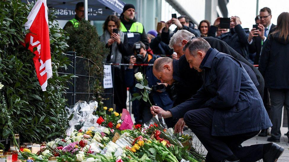 Nemacki kancelar Olaf Šolc polaže cvećče na mestu stradanja, posle napada u Minhenu kada je dvoje ubijeno, a više od 37 ljudi povređeno 