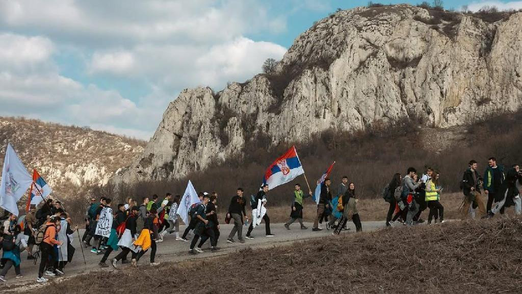 Studenti na putu ka Nišu u blizini Zaječara