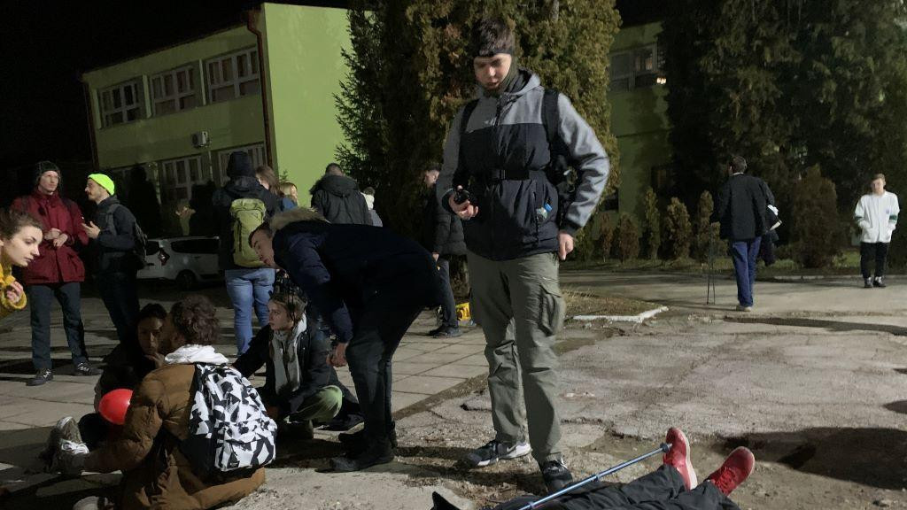 studentkinja leži na betonu posle pešačenja od Bora do Svrljiga