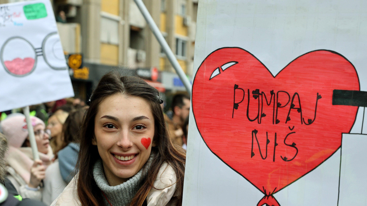 Studentkinja na protestu u Nišu